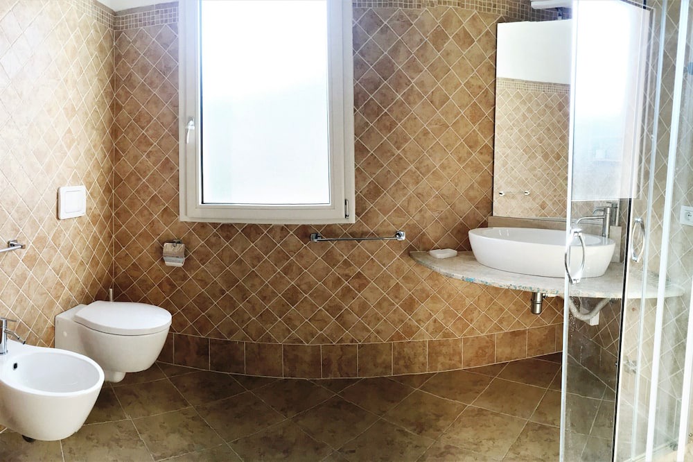 Photo of Bathroom in Case Peschiera-Lu Fraili