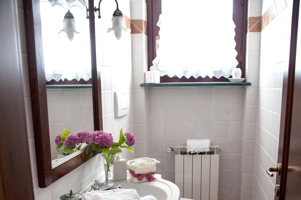 Photo of Bathroom in Amelia