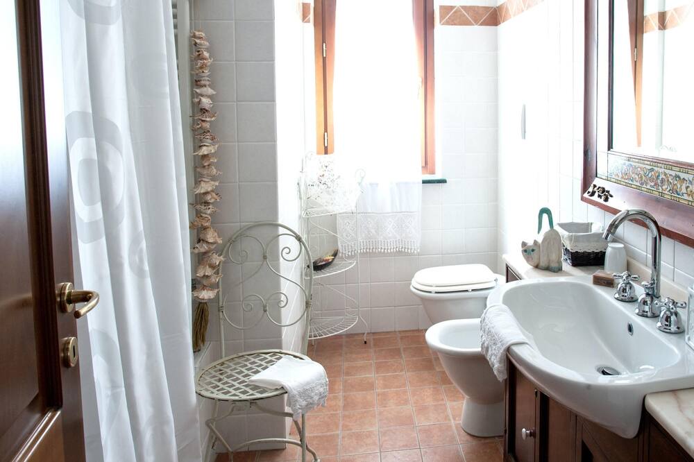 Photo of Bathroom in Amelia