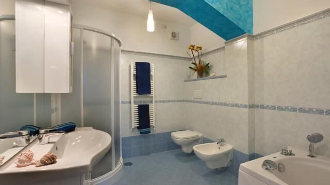 Photo of Bathroom in Sirenuse
