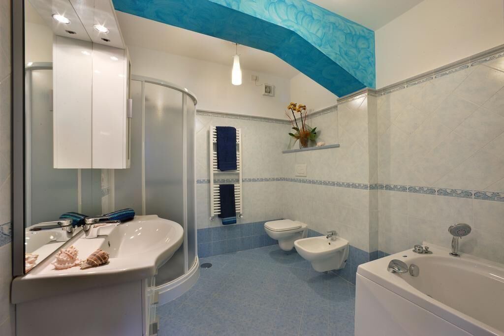 Photo of Bathroom in Sirenuse