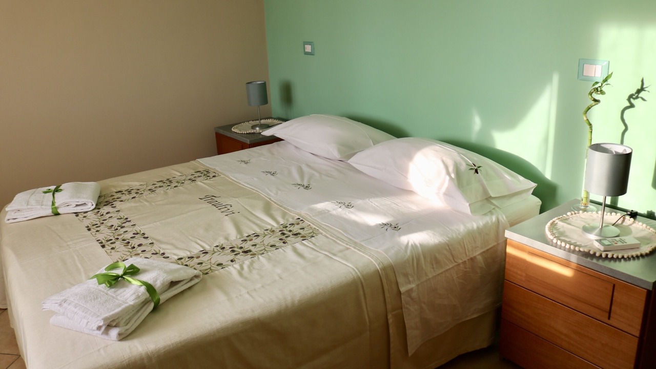 Photo of Bedroom in Meta