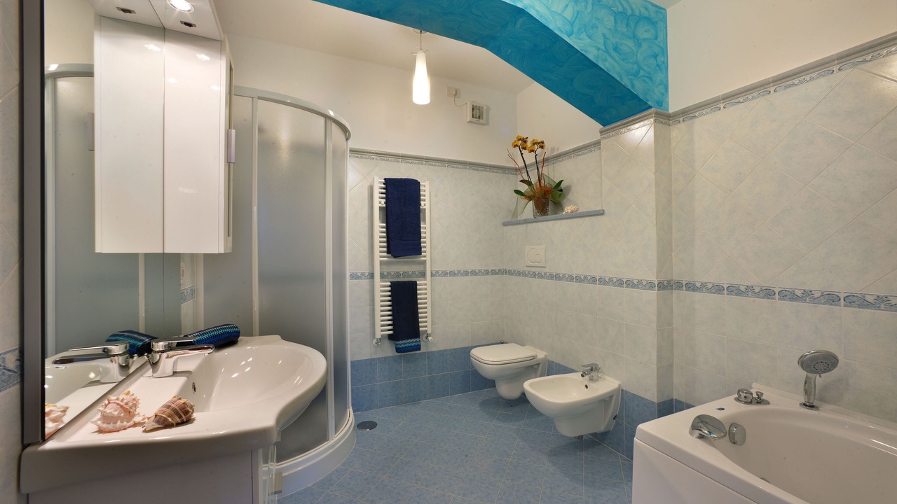 Photo of Bathroom in Sirenuse