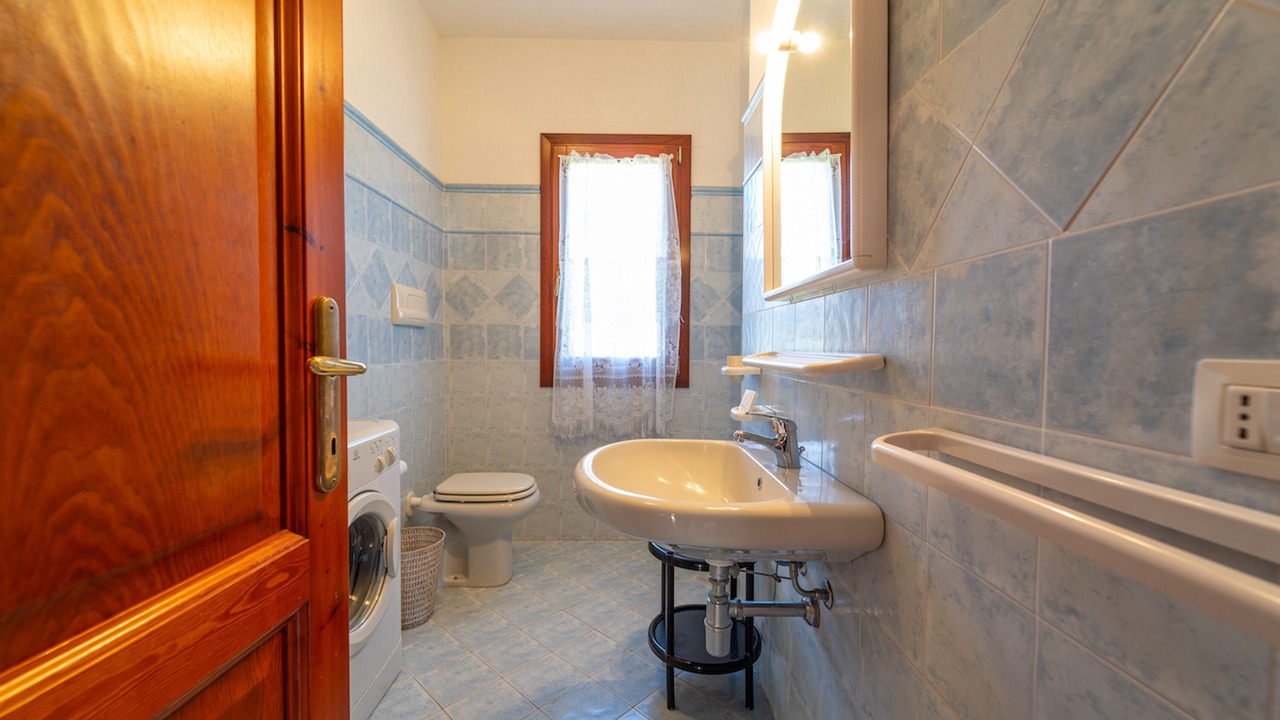 Photo of Bathroom in Case Peschiera-Lu Fraili