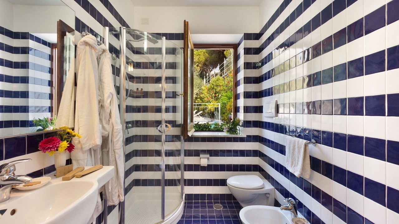 Photo of Bathroom in Sirenuse