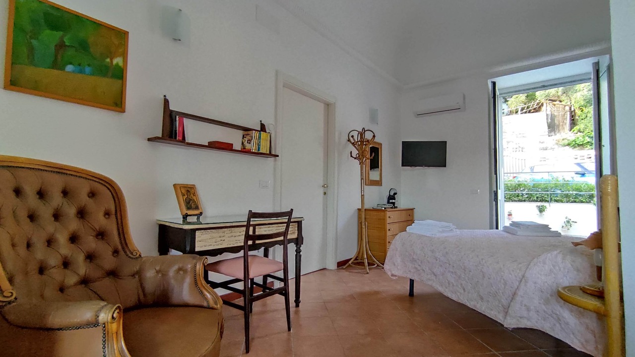 Photo of Bedroom in Meta