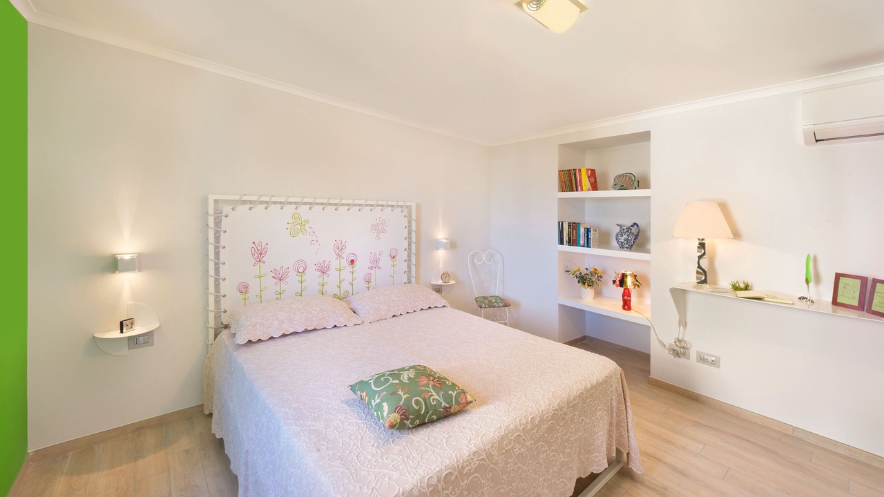 Photo of Bedroom in Meta