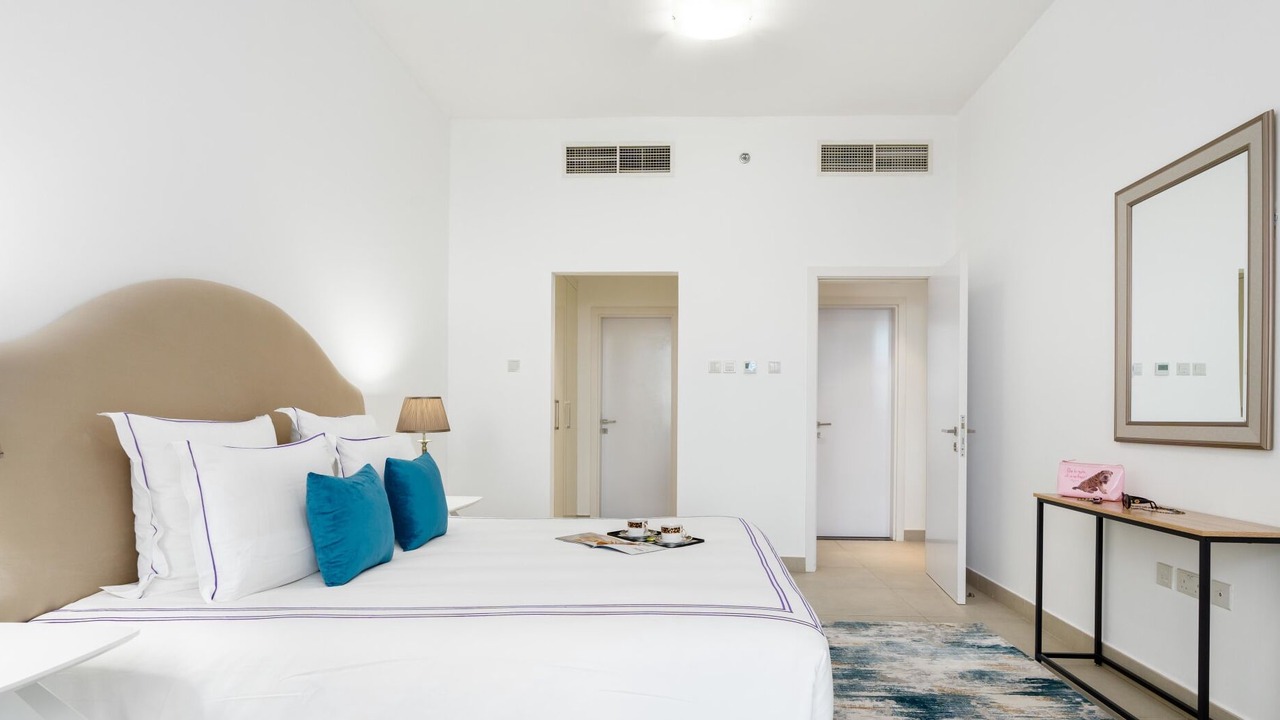 Photo of Bedroom in Emirates Hills 2