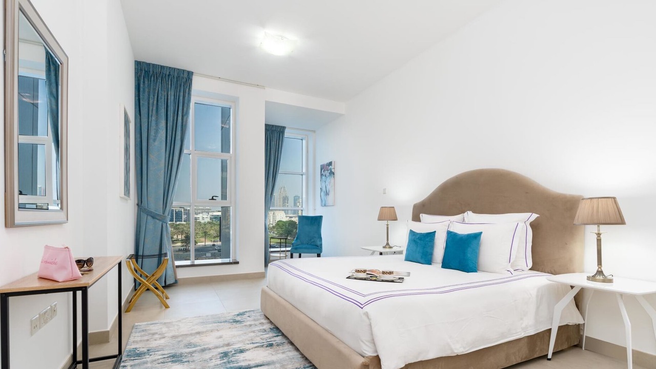 Photo of Bedroom in Emirates Hills 2