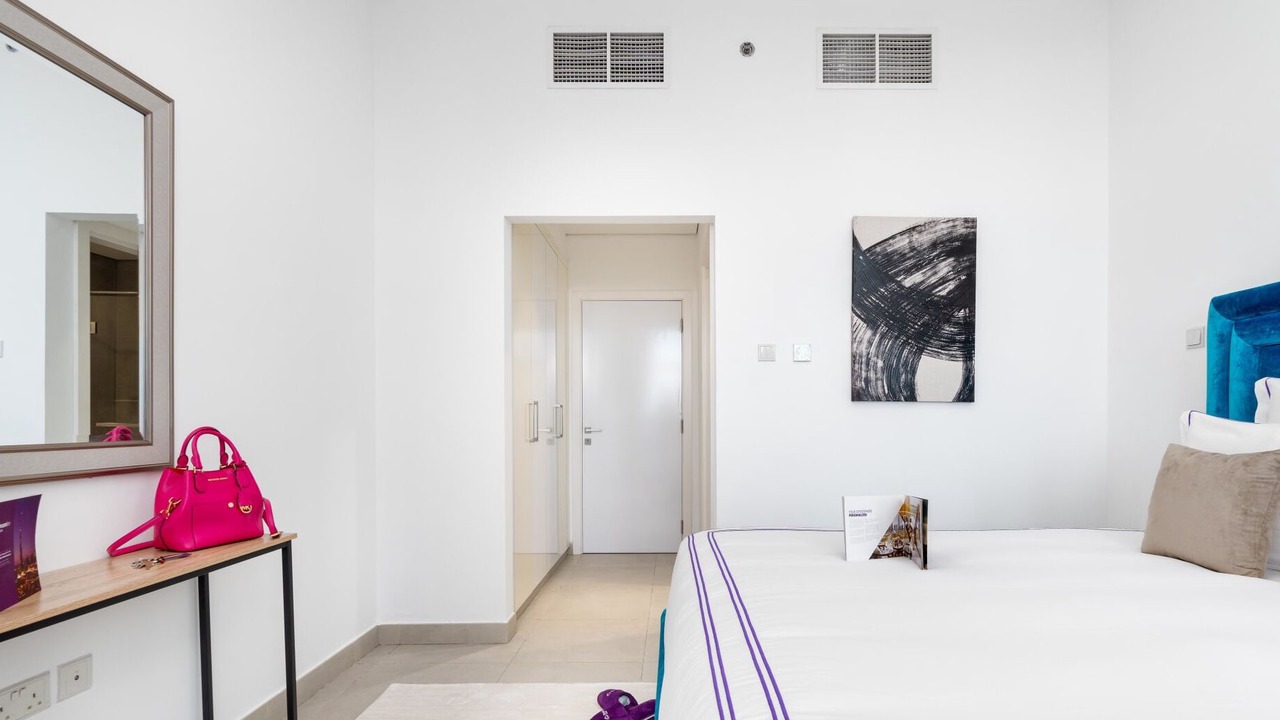 Photo of Bedroom in Emirates Hills 2