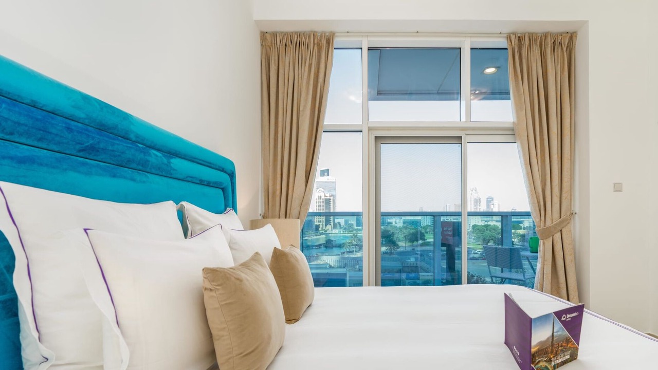 Photo of Bedroom in Emirates Hills 2