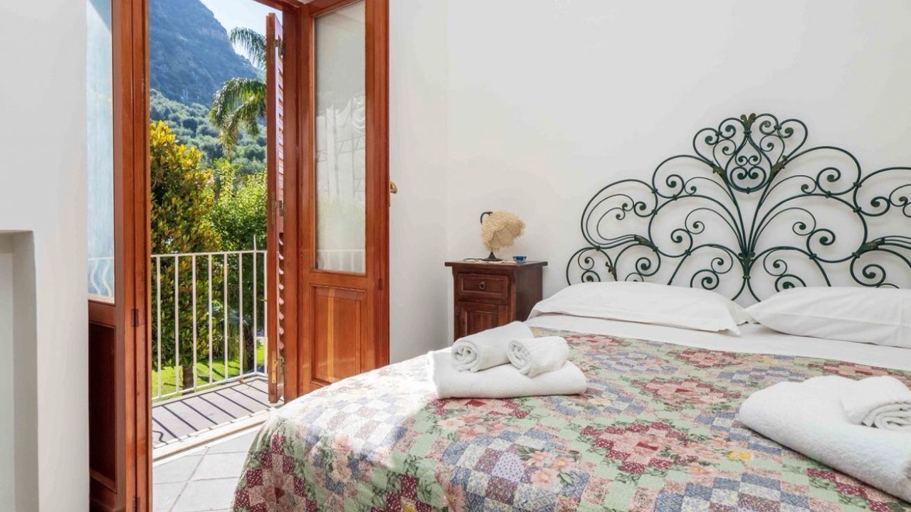 Photo of Bedroom in Meta