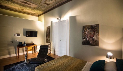 Luxury Suite (Re)