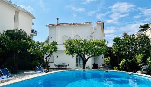 Apartment with Pool View 