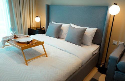 Palm Jumeirah Apartment | Fully Equipped- 2 Mins to West Beach- Well Designed