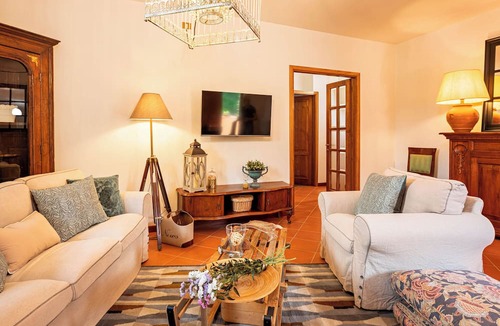 Panzano in Chianti Apartment | Cozy Apartment in the Heart of Chianti (Free Parking + Terrace)