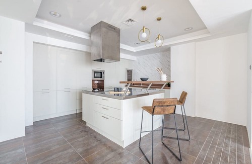 Jumeirah Lake Towers Apartment | GuestReady - Penthouse with a Private Pool